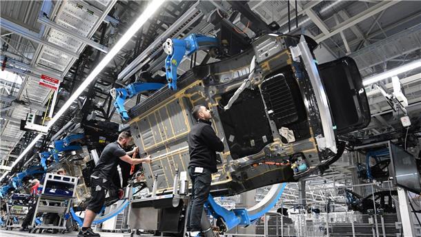 Autobauer legen bei Umsatz und Gewinn deutlich zu Mitarbeiter des Stuttgarter Autoherstellers Mercedes-Benz in Sindelfingen.