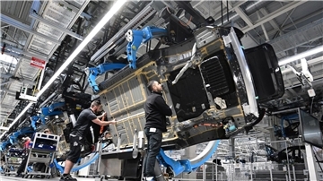 Mitarbeiter des Stuttgarter Autoherstellers Mercedes-Benz in Sindelfingen.