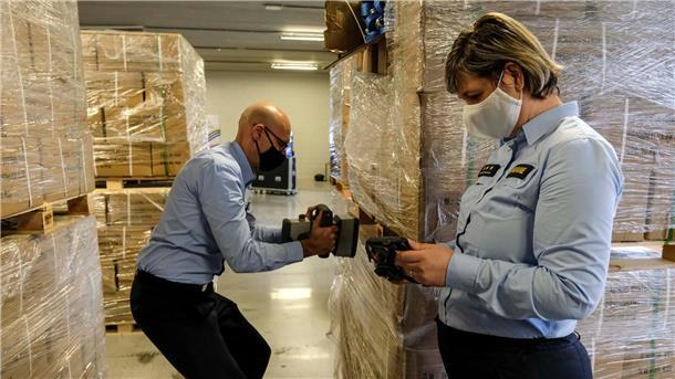 EU-Kommissarin warnt vor organisierter Kriminalität Mitarbeiter des Zolls im Hafen von Antwerpen auf der Suche nach Drogen.