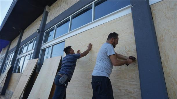 Mitarbeiter eines Möbelhauses in Mexiko verschalen die Fenster zum Schutz vor dem erwarteten Hurrikan „Beryl“.