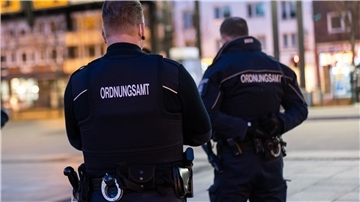 Mitarbeiter eines Ordnungsamts kontrollieren eine nächtliche Ausgangssperre. Ähnlich könnte es ab Montag auch im Landkreis Rotenburg zugehen. Dort tritt die Corona-Notbremse in Kraft.