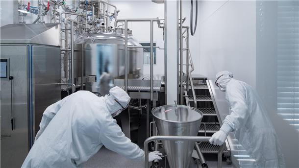 Pharmabranche erwartet nach Impfstoffboom Umsatzminus Mitarbeiter eines Pharmaunternehmens arbeiten in einem Reinraum an einer Gelmischanlage.