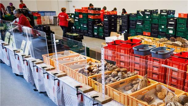 Immer mehr Bedürftige - Tafeln arbeiten am Limit Mitarbeiter stehen in einer Ausgabestelle der Berliner Tafel.