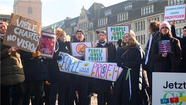 RTL plant Wegfall von 700 Stellen bei Gruner + Jahr  Mitarbeiter von Gruner + Jahr protestieren mit Plakaten auf dem Hamburger Rathausmarkt gegen den geplanten Stellenabbau.