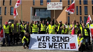 Arbeitskampf bei Nehlsen eskaliert: Müll bleibt wohl weiter liegen Mitarbeiter von Nehlsen demonstrieren für die Einführung des öffentlchen Tarifvertrages.