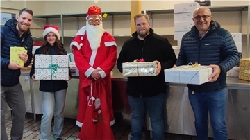 Mitarbeiter von NKT Nordenham haben jetzt mit dem Weihnachtsmann der Nordenhamer Tafel einen Besuch abgestattet.