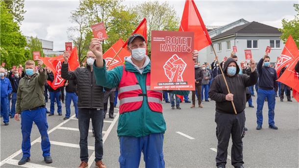 Mitarbeiter von Premium Aerotec Nordenham bei einer Protestaktion Mitte Mai. Jetzt haben die Betriebsräte ein Forderungspaket nachgelegt.