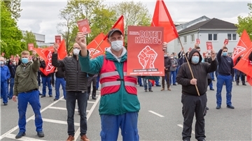 Mitarbeiter von Premium Aerotec Nordenham bei einer Protestaktion Mitte Mai. Jetzt haben die Betriebsräte ein Forderungspaket nachgelegt.