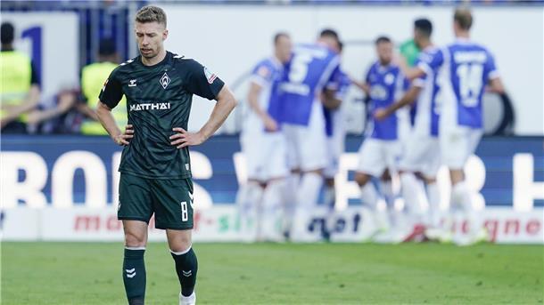 Werder Bremen macht zu wenig, Darmstadt dreht auf Mitchel Weiser wirkt ratlos, im Hintergrund jubelt Darmstadt 98.