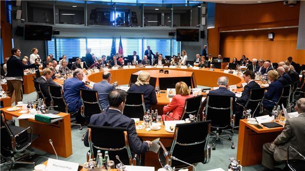 Flüchtlingskosten: Bund gibt noch eine Milliarde Mitglieder der Bundesregierung und der Ministerpräsidentenkonferenz sitzen zu Beginn des Bund-Länder-Gipfels im Bundeskanzleramt.