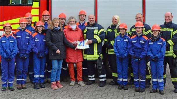 Mitglieder der Jugendfeuerwehrmitglieder Wilstedt mit Bettina Elmers (schwarze Jacke), Ingrid Augat (rote Jacke), Michael Goergens, Miriam Goergens sowie Tobias Ehlke und Fabian Keller.