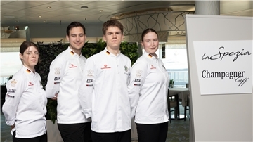 Mitglieder der Köchenationalmannschaft kochen im La Spezia auf der „Mein Schiff 3“.