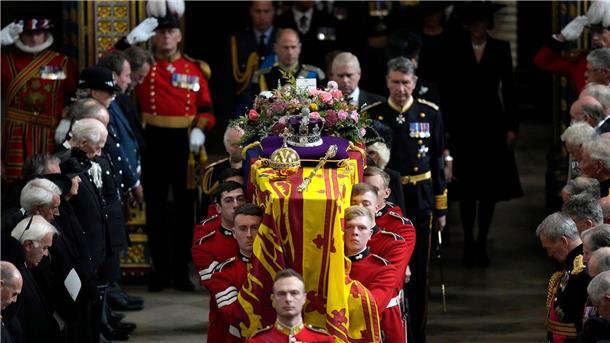Royale Ehren für Queen-Sargträger Mitglieder der königlichen Familie folgen dem Sarg von Königin Elizabeth II., der von mehreren Männern getragen wird.