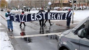 Mitglieder der „Letzten Generation“ blockieren während des Prozesses eine Straße.