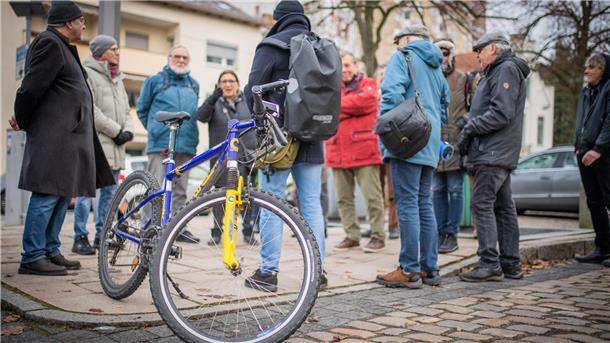 Mitglieder der Stadtteilkonferenz Bremerhaven Mitte sowie interessierte Anwohner unternehmen einen Rundgang vom Heussplatz zur neuen Fahrradstraße in der Prager Straße. Foto: Hartmann