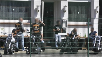 Rocker vor einem Lokal in Bremerhaven. Der Verein Conquistadors MC gelten als Unterstützer der Bandidos. 