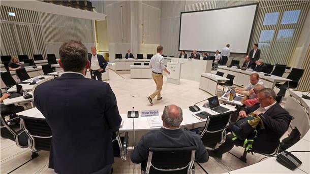 Finanzbeamtin: Klimastiftung-Akten aus „Panik“ verbrannt Mitglieder des Parlamentarischen Untersuchungsausschusses zur Stiftung Klima- und Umweltschutz MV im Plenarsaal des Schweriner Landtags. (Archivbild)
