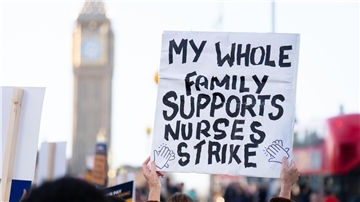 Mitglieder des Royal College of Nursing streiken vor dem Krankenhaus St. Thomas in London.