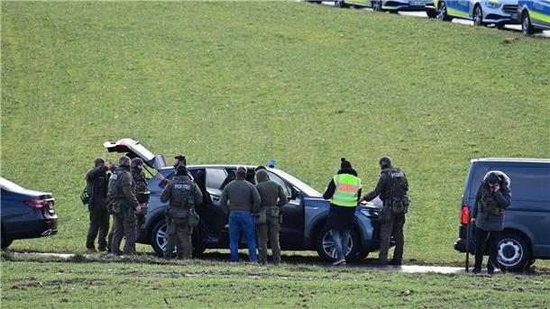 Ex-Soldat nach Großeinsatz der Polizei in U-Haft  Mitglieder eines Spezialeinsatzkommandos der Polizei besprechen sich nach der eskalierten Zwangsräumung.