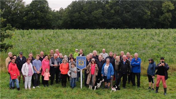 Mitglieder und Freunde des Lions Clubs Langen-Pipinsburg auf der neuen Blühwiese, aufgenommen von einer Drohne.