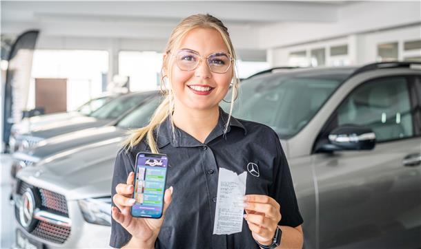 Mittagessen vom Chef: Annalena Welk, Serviceassistentin im Autohaus Biela, zeigt auf ihrem Handy die App, mit der sie Kassenbons scannen kann.
