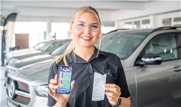 Mittagessen vom Chef: Annalena Welk, Serviceassistentin im Autohaus Biela, zeigt auf ihrem Handy die App, mit der sie Kassenbons scannen kann.