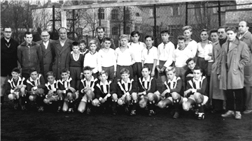 Mitte der 1950er Jahre entstand dieses Foto der C-Jugendmannschaften des SC Nordenham (weiße Trikots) und RSV Nordenham (heute ESV/gestreifte Trikots). Die Spieler sind zwischen 1945 und 1947 geboren.