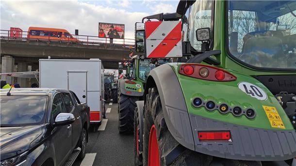 Bauernproteste: Heute Morgen wird der Hafen in Bremerhaven blockiert Mitten auf der B212, Höhe Wesertunnel: Auf einem großen Bildschirm verfolgen die Wesermarsch-Landwirte die Demo in Bremen live.