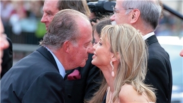 Mitten in einer Wirtschaftskrise ging Spaniens König Juan Carlos auf Elefantenjagd, mit Corinna zu Sayn-Wittgenstein und Freunden - unter anderem das kostete ihn den Thron.