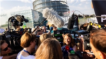 Mittendrin: Klimaaktivistin Greta Thunberg (M.) setzt sich in Straßburg für das EU-Naturschutzgesetz ein.