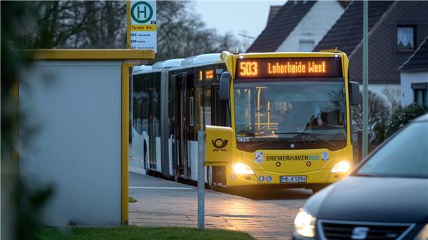 Mittlerweile ein normales Bild für die Anwohner in Surheide: An der Haltestelle steht durchgehend ein Bus.