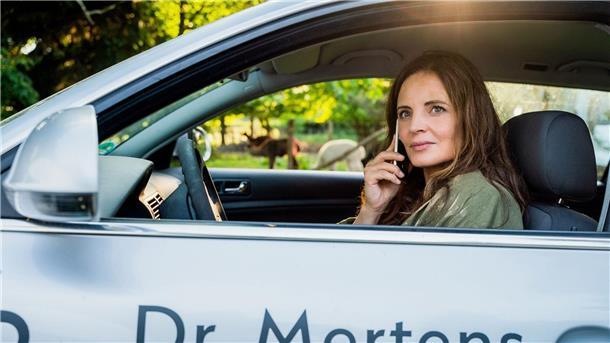 ARD-Serien nicht zu schlagen Mittlerweile mobil unterwegs: die freie Tierärztin Dr. Susanne Mertens (Elisabeth Lanz).