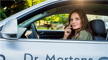 Mittlerweile mobil unterwegs: die freie Tierärztin Dr. Susanne Mertens (Elisabeth Lanz).