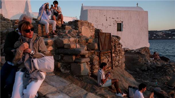 Massentourismus: Wenn Urlauber nicht mehr willkommen sind Mittlerweile müssen Touristen auch auf Mykonos 20 Euro Eintritt zahlen. (Archivbild)