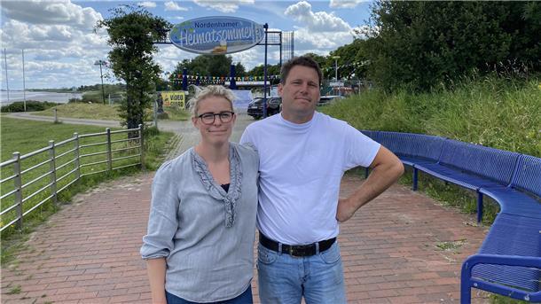 Ein Mann und eine Frau am Nordenhamer Weserufer.