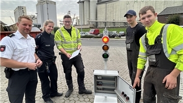 Mobile Ampelanlagen für die Polizei in Brake. Das Foto zeigt (von links): André Wächter, Leiter des Polizeikommissariats, Swantje Eisenhauer, Präventionsbeauftragte des Kommissariats, sowie die drei J.-Müller-Azubis Malte Boburka, Devin Hillmer und Thade Maas.