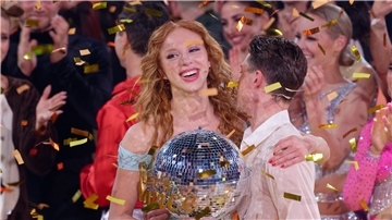 Model Anna Ermakova (l) und ihr Profi-Tanzpartner Valentin Lusin jubeln über ihren Sieg.