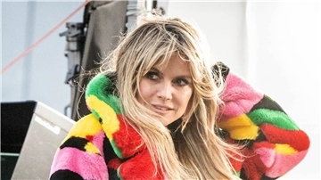 Model-Mama Heidi Klum drückte bei einem Shooting selbst auf den Auslöser der Kamera.