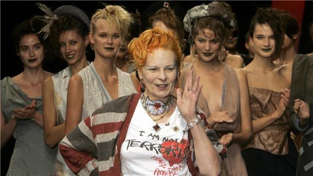 Trauer um Vivienne Westwood: „Königin des Punk“ ist tot Models applaudieren, als die britische Modedesignerin Vivienne Westwood nach der Präsentation ihrer Frühjahr/Sommer-Kollektion 2006 in Paris das Publikum grüßt.