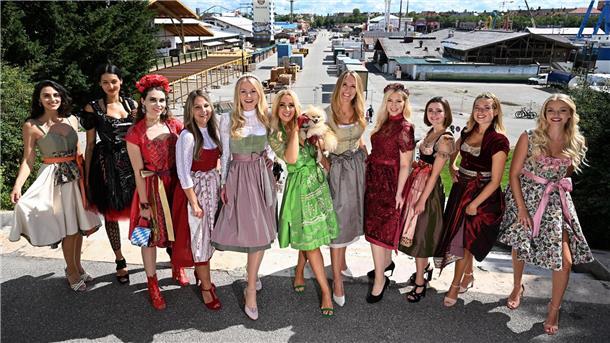 Promi-Stylist erwartet viel Pink auf der Wiesn Models in Trachten beim Dirndlgipfel 2022 am Fuße der Bavaria an der Theresienwiese.