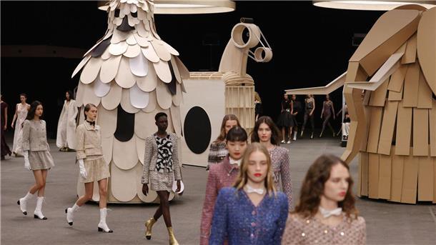 Models mit Kreationen der Chanel Haute Couture Frühjahr-Sommer-Kollektion 2023.