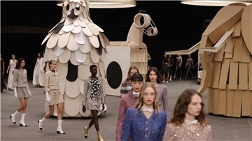 Models mit Kreationen der Chanel Haute Couture Frühjahr-Sommer-Kollektion 2023.