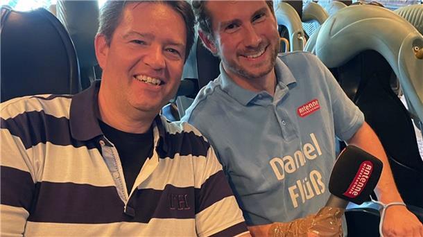 Moderator Daniel Flüß hat sich sein Mikro mit Tape an die Hand geklebt, damit es ihm während der Schussfahrt mit Axel Linneweber nicht aus der Hand gerissen wird.