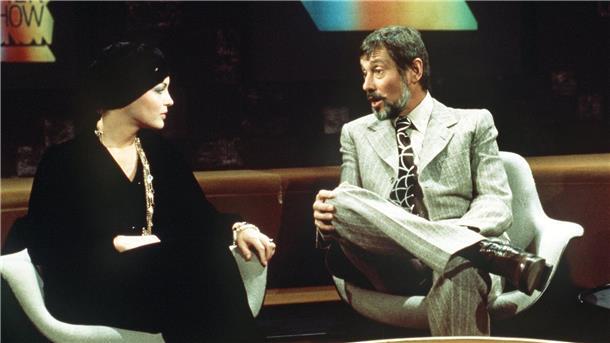 Wie Romy Schneider vor 50 Jahren die TV-Nation aufregte Moderator Dietmar Schönherr bemüht sich redlich in der Talkshow „Je später der Abend“, Romy Schneider zum Reden zu bringen. (Archivbild)
