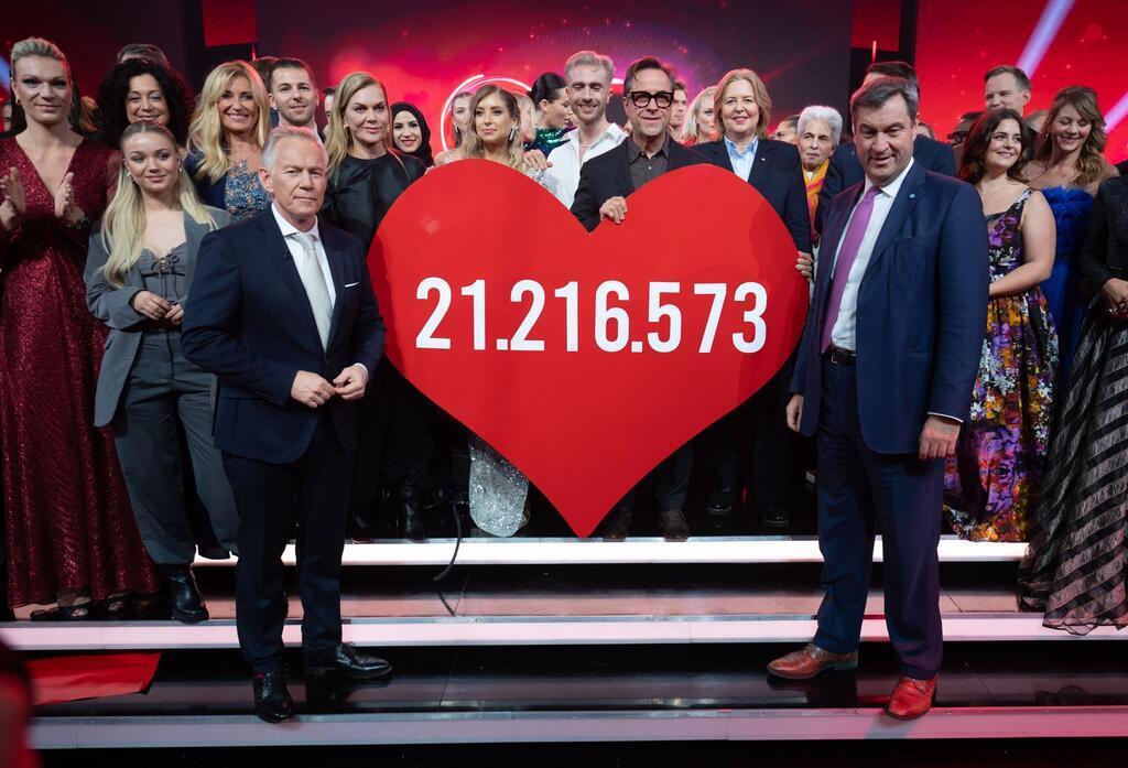Spendengala: Den stärksten Moment schafft eine 102-Jährige Moderator Johannes B. Kerner (l) und Markus Söder (CSU) freuen sich über die hohe Spendensumme.