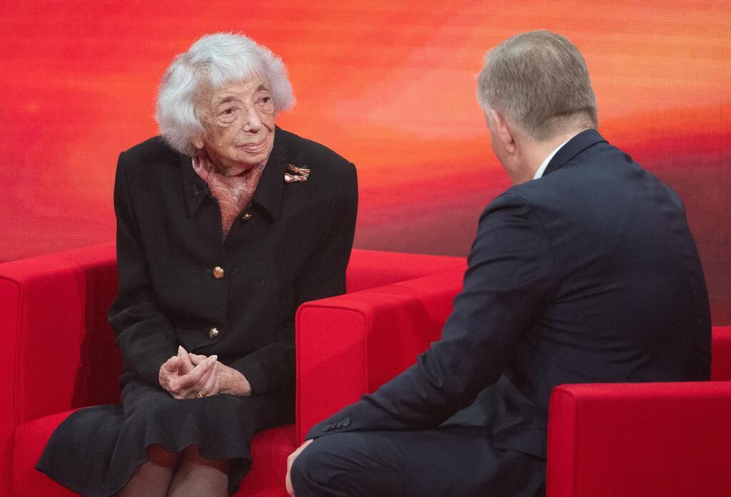 Moderator Johannes B. Kerner spricht während der TV-Spendengala „Ein Herz für Kinder“ mit der Holocaust-Überlebenden Margot Friedländer.