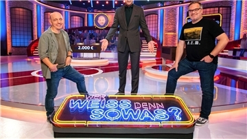 Moderator Kai Pflaume (M) neben Bernhard Hoëcker (l) und Elton: Die beiden Teamkapitäne werden bei „Wer weiß denn sowas?“ 25 Stunden ohne Pause versuchen, die richtigen Antworten auf Quizfragen zu finden.