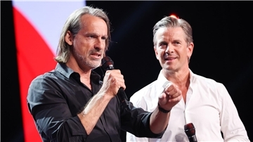 Moderator Markus Lanz und Richard David Precht bei einem Bühnengespräch. Nach einer umstrittenen Aussage des Autoren Richard David Precht zum orthodoxen Judentum im ZDF-Podcast „Lanz und Precht“ hat die Redaktion die entsprechende Passage entfernt.
