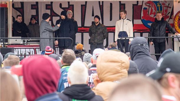 Sechs Spieler verlassen die Fischtown Pinguins - der Abschied in Bildern Moderator Matthias Berlinke interviewt Niklas Svedberg.