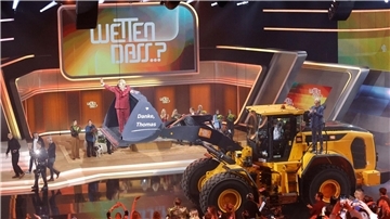 Moderator Thomas Gottschalk wird am Ende der ZDF-Show „Wetten, dass..?“ in einer Baggerschaufel über die Bühne gefahren.